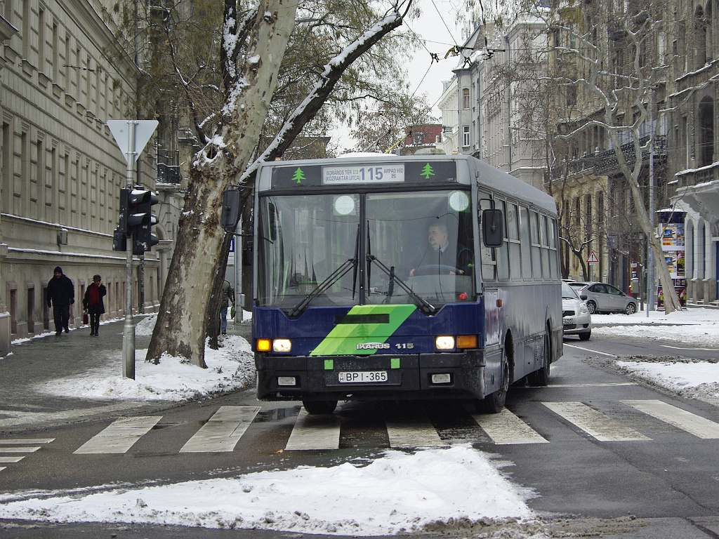 Ikarus 415 a Kossuth térnél 01 2012.02.05