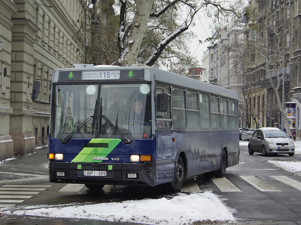 Ikarus 415 a Kossuth térnél 02 2012.02.05