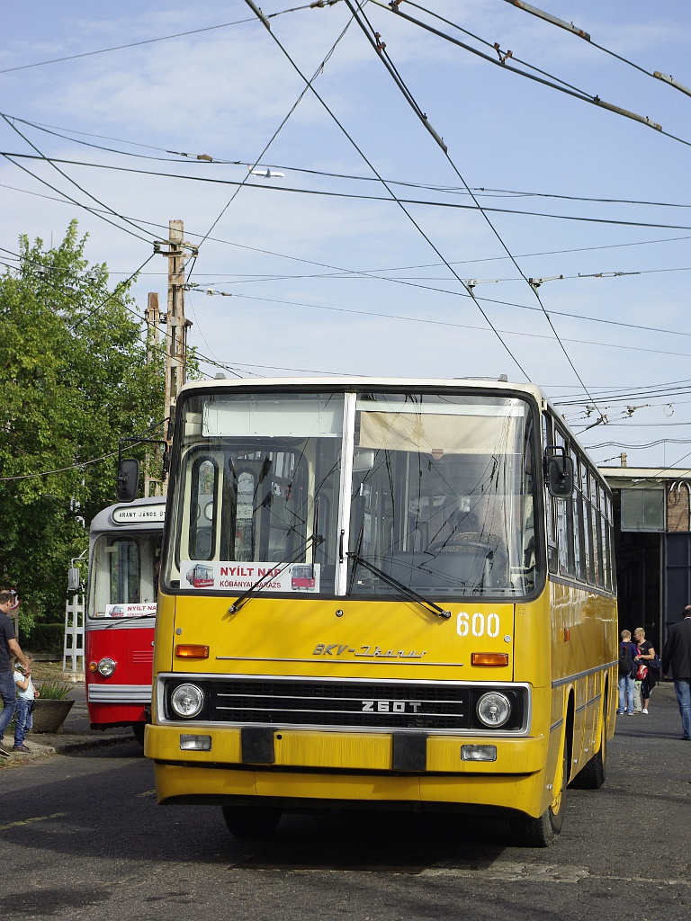 Ikarus 260T a troligarázsban 08 2012.09.29