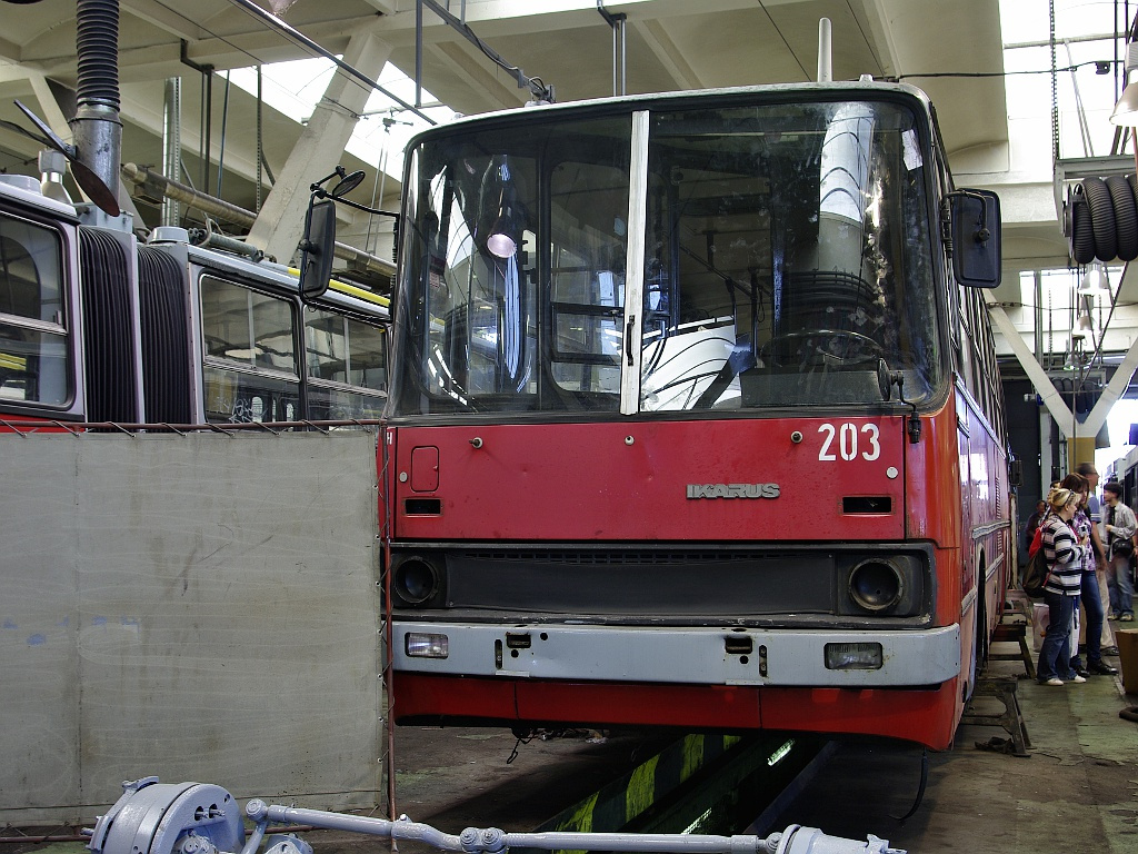 Ikarus 280T a troligarázsban 05 2012.09.29