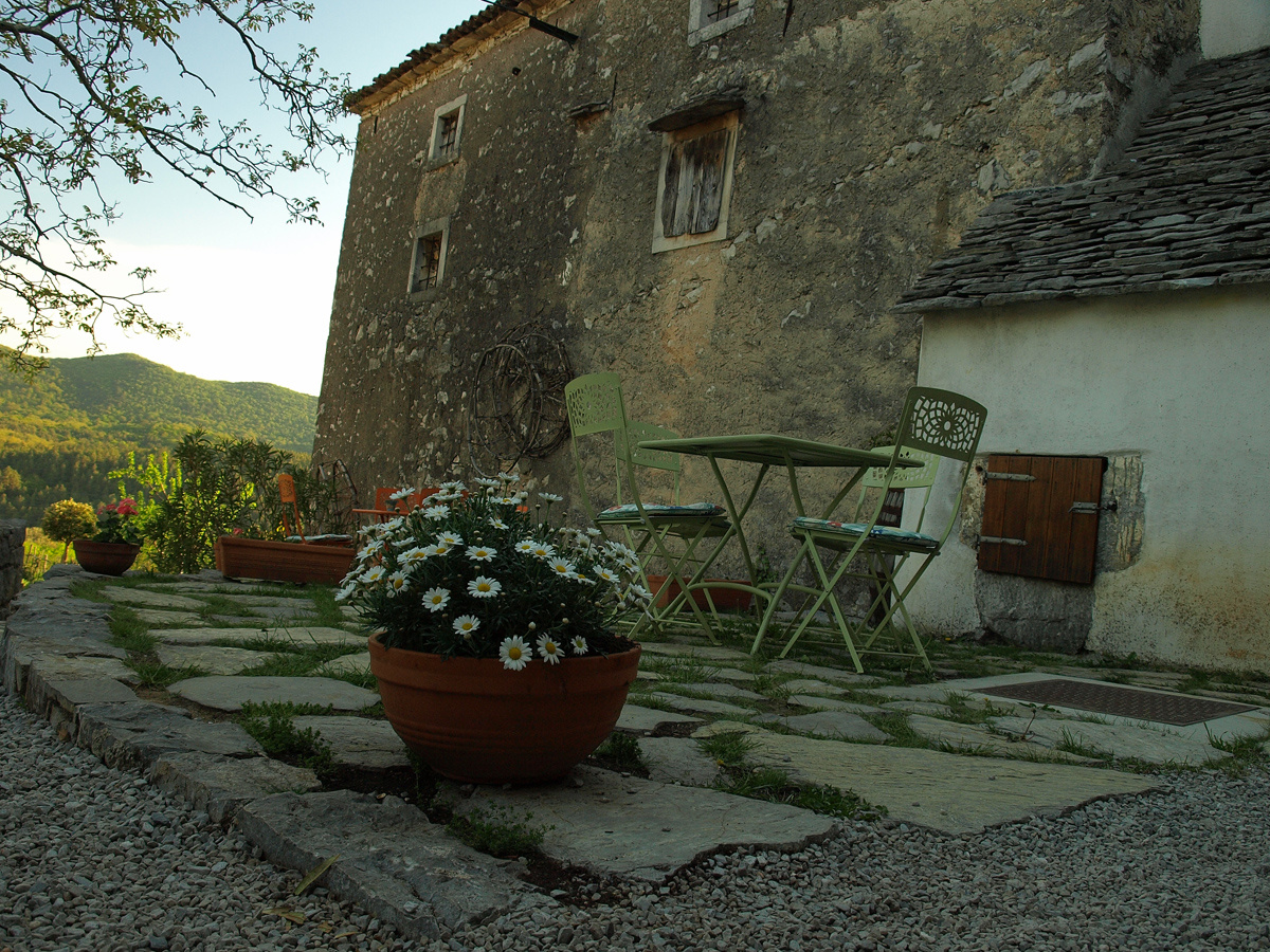 Ocsmány youth hostel udvar