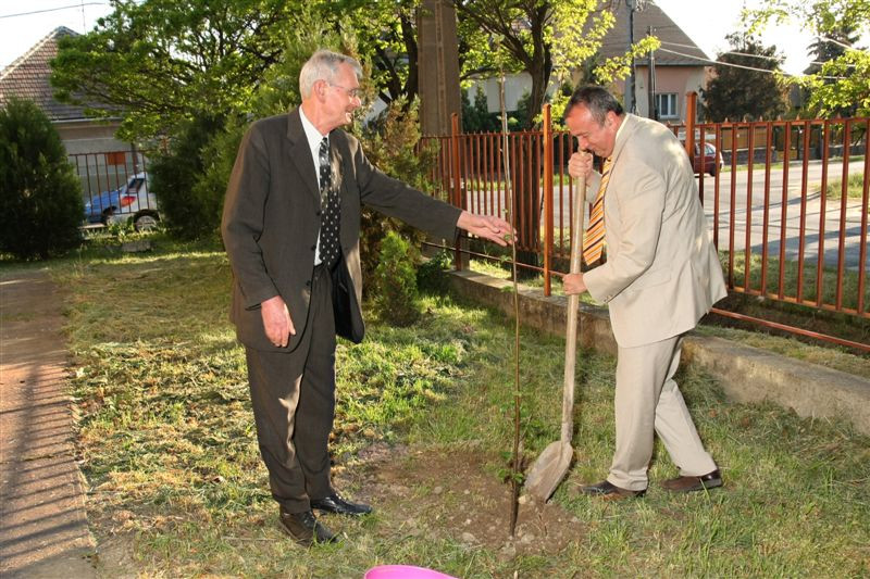 Föld napja Persányi fát ültet