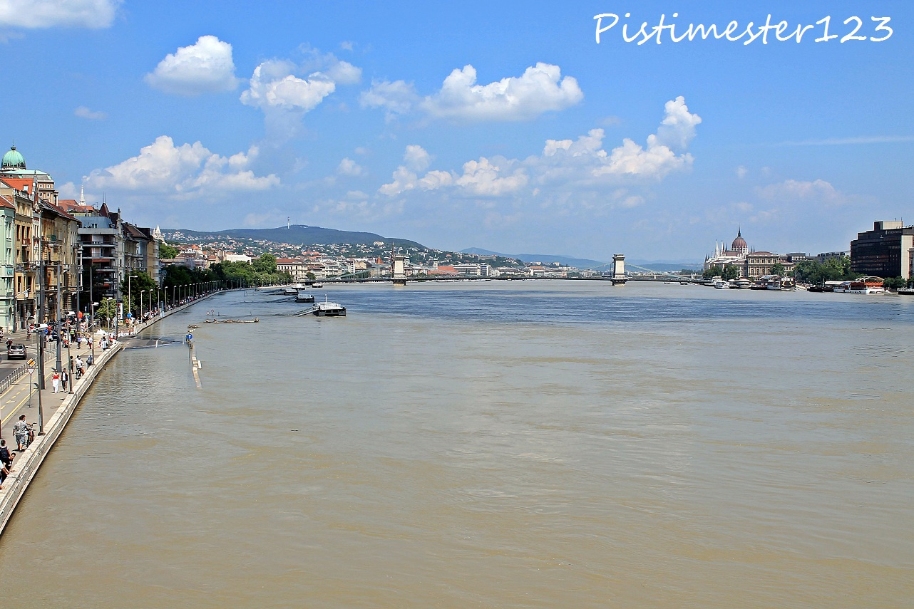 Az áradó Duna az Erzsébet hídról