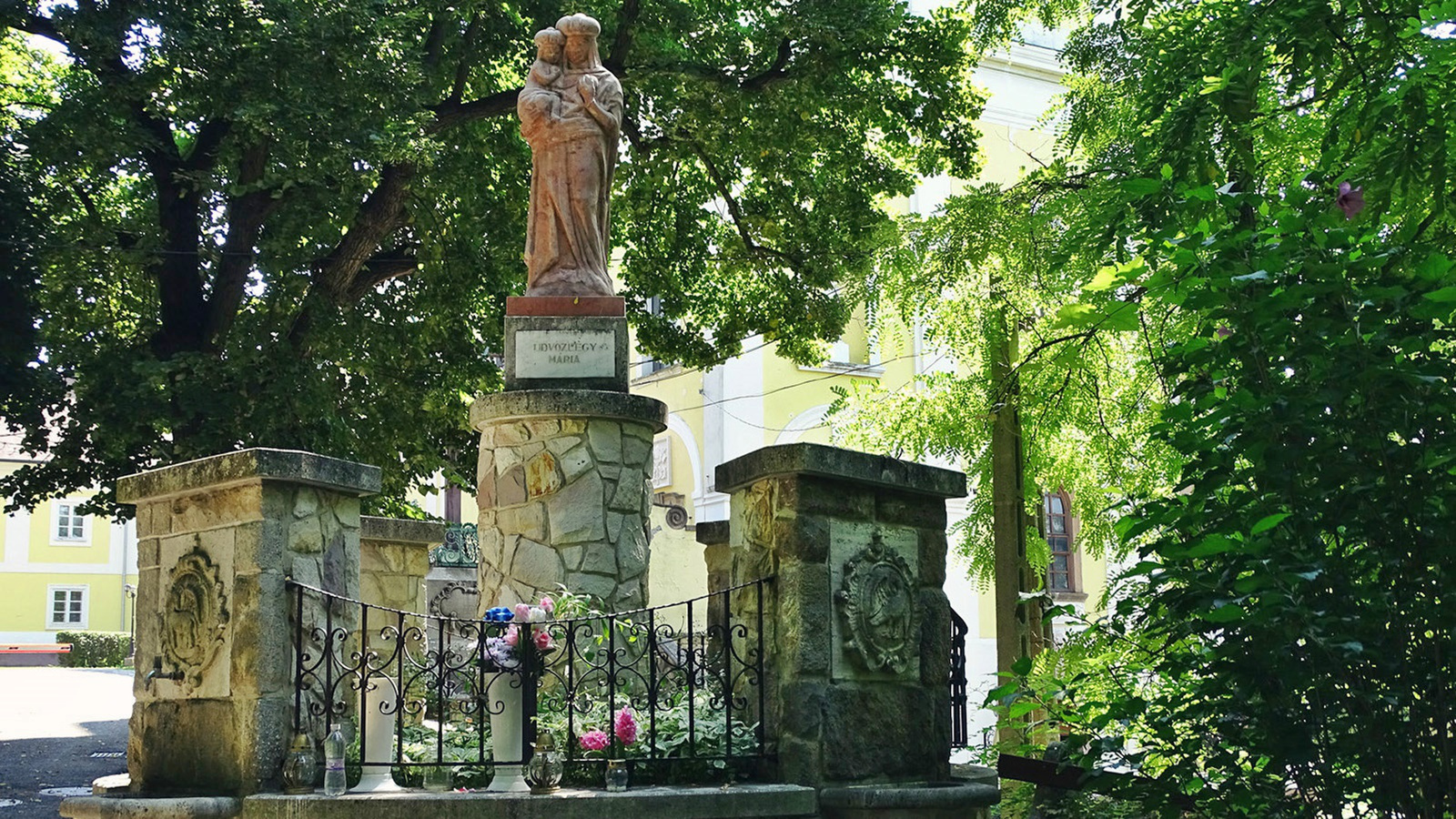 Mária kút és szobor