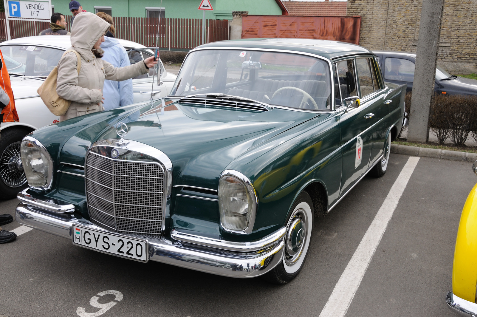 Mercedes-Benz 220S