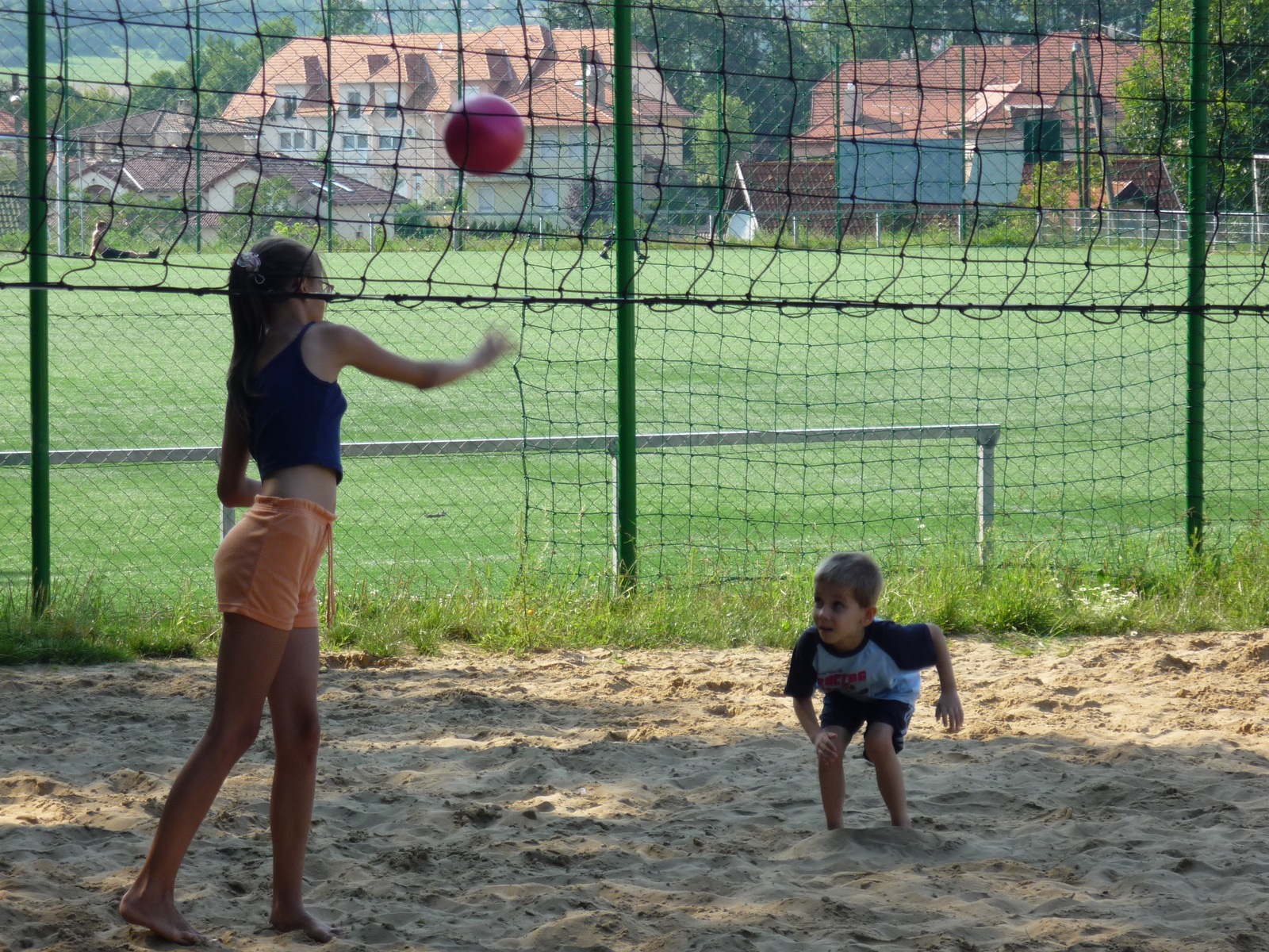 Üröm,a röplabda pályán Viki,Palika