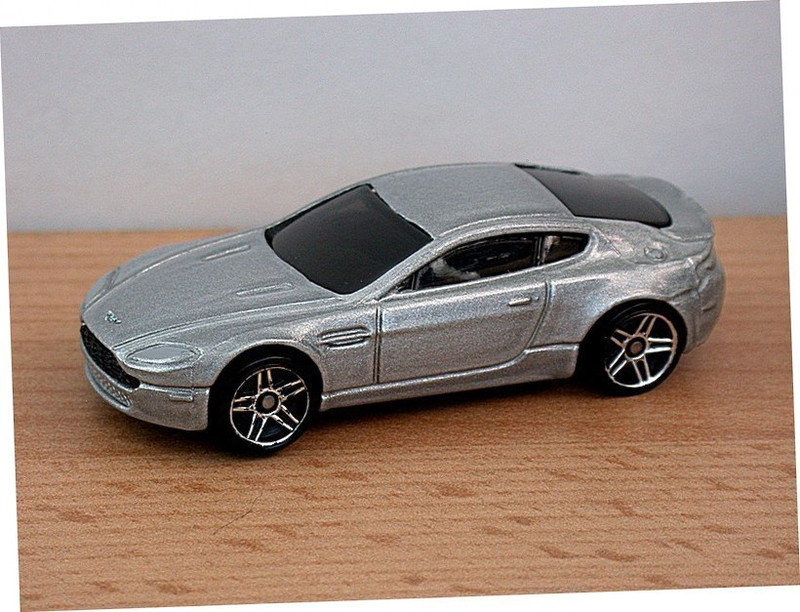 ASTON  MARTIN V8 VANTAGE HOTW. 1 64