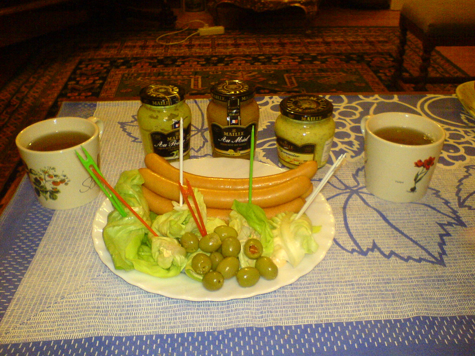 Virsli kőrözöttes salátával és olivabogyóval