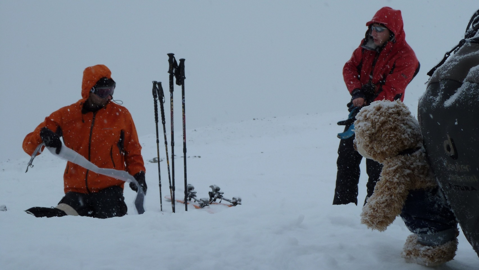 Greim-csúcson 2474 m.(Macinak nehéz a zsák:-) Foto: Hőke Marci)