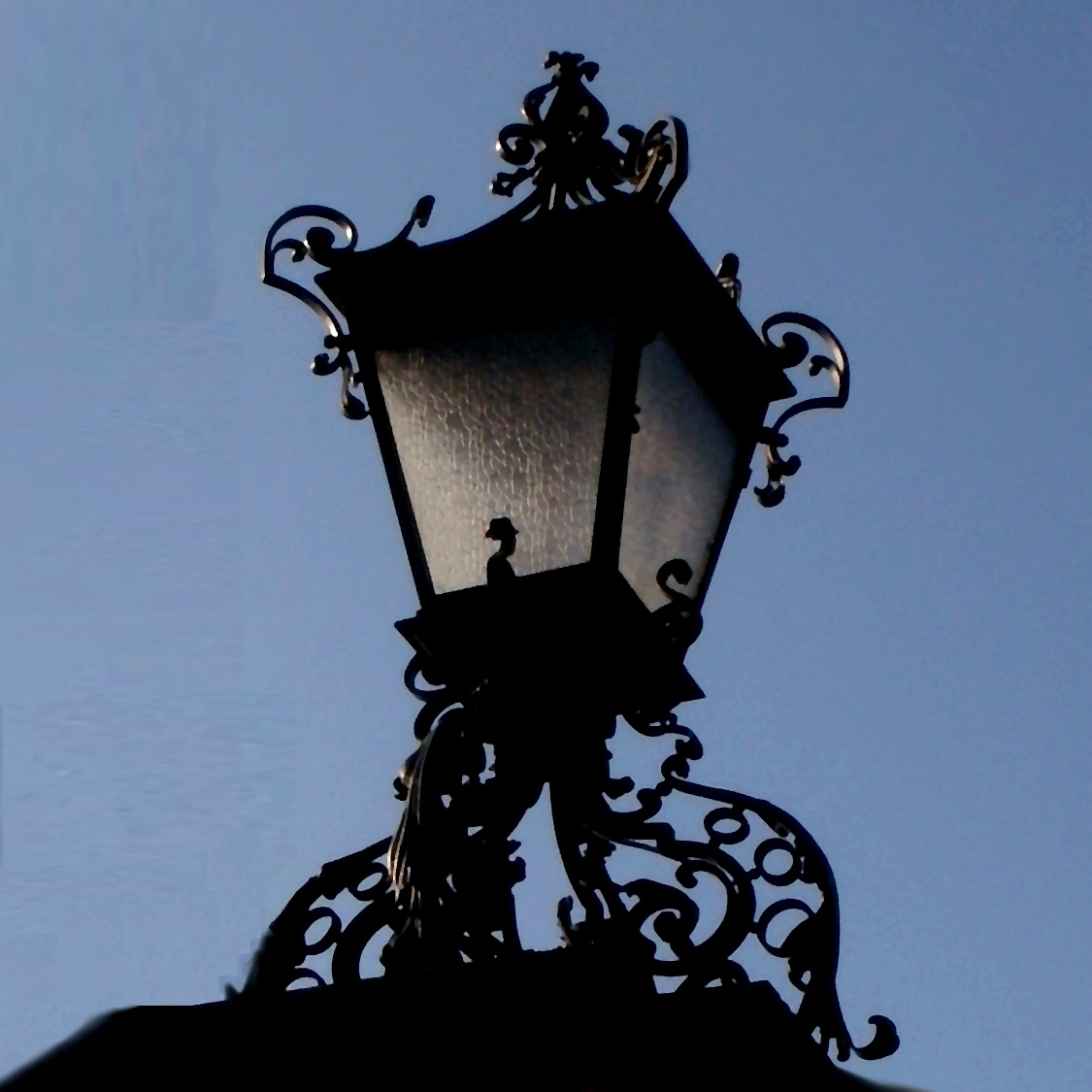 Utcai lámpa kerítésen