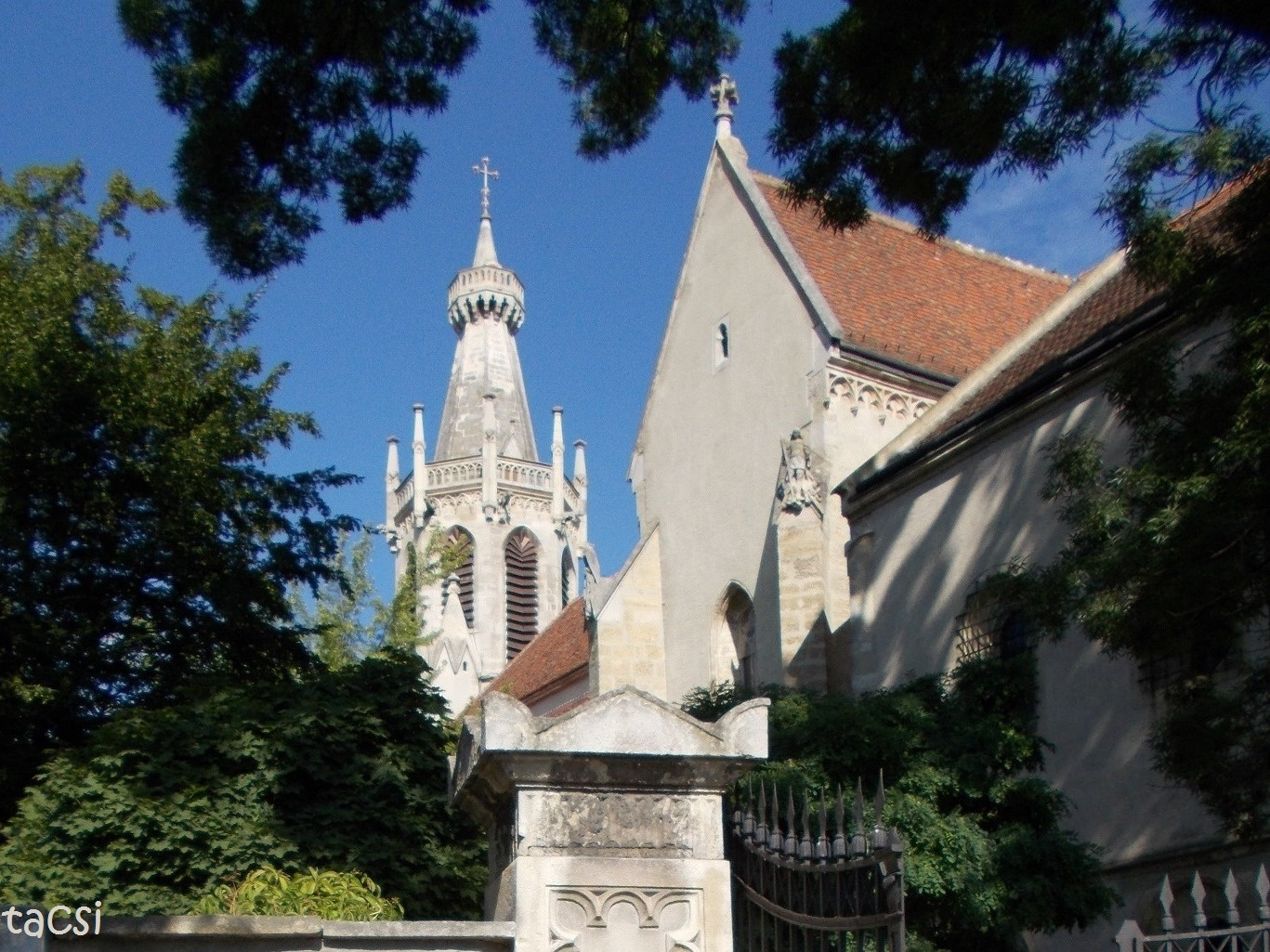 Szent Mihály templom látványa az öreg temetőből