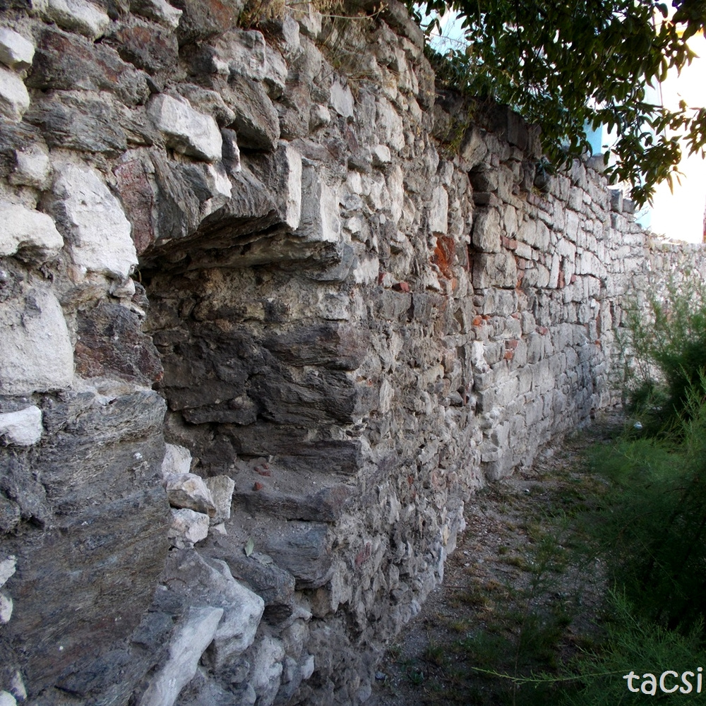 Lőrések a külső várfalon (Vitnyédi és Várfal utca között)