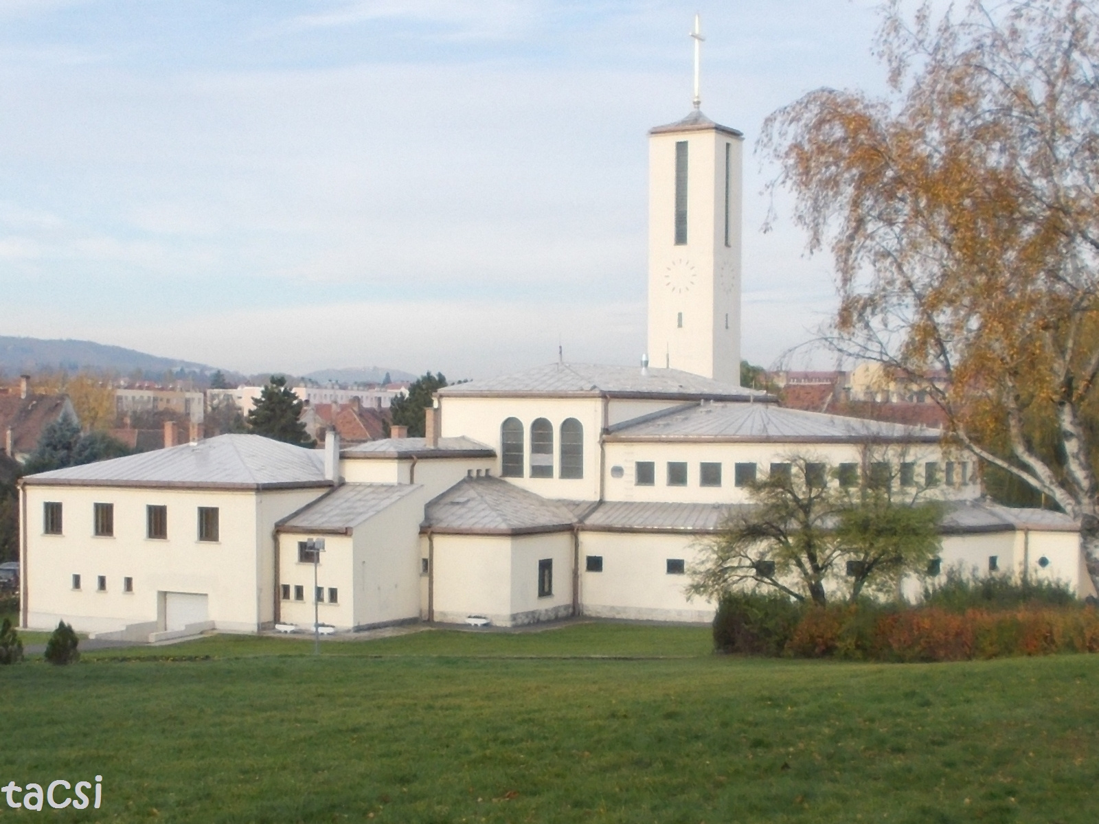 Szent István templom, háttérben a Schneeberg