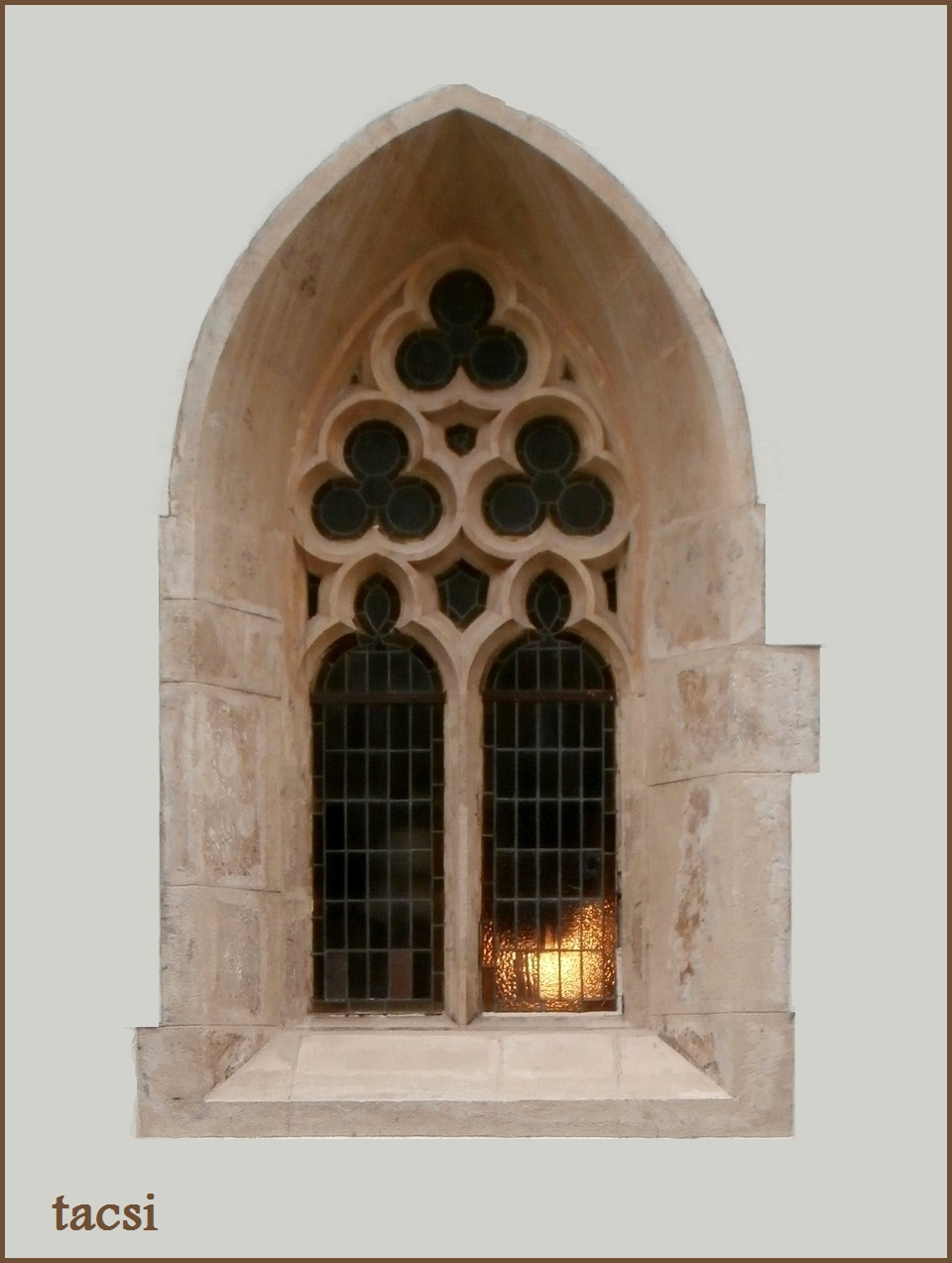 A Káptalanterem egyik ablaka
