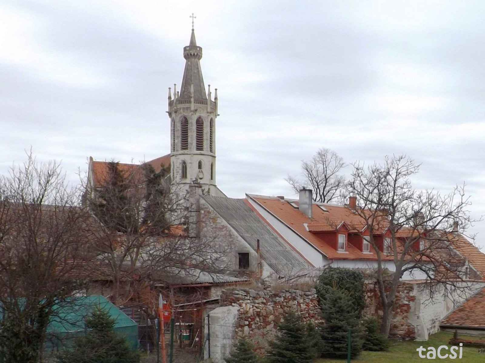 Szent Mihály templom látványa a Sopron szálló parkolójából