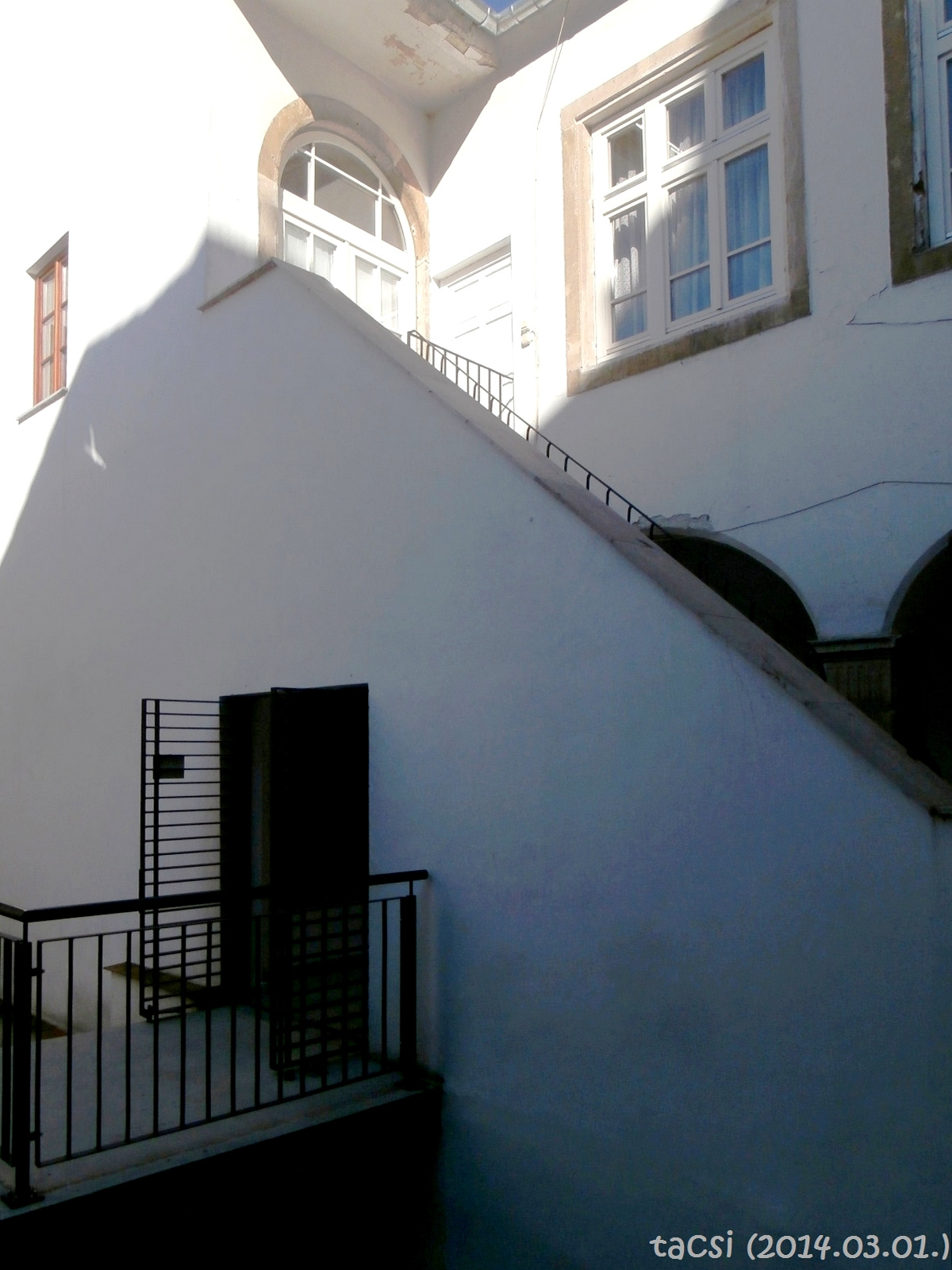 Monsberger ház a szomszéd ház lépcsőjéről