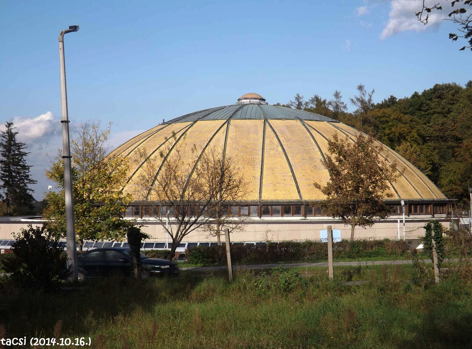 Lőver uszoda kupolája a Tünde út felől