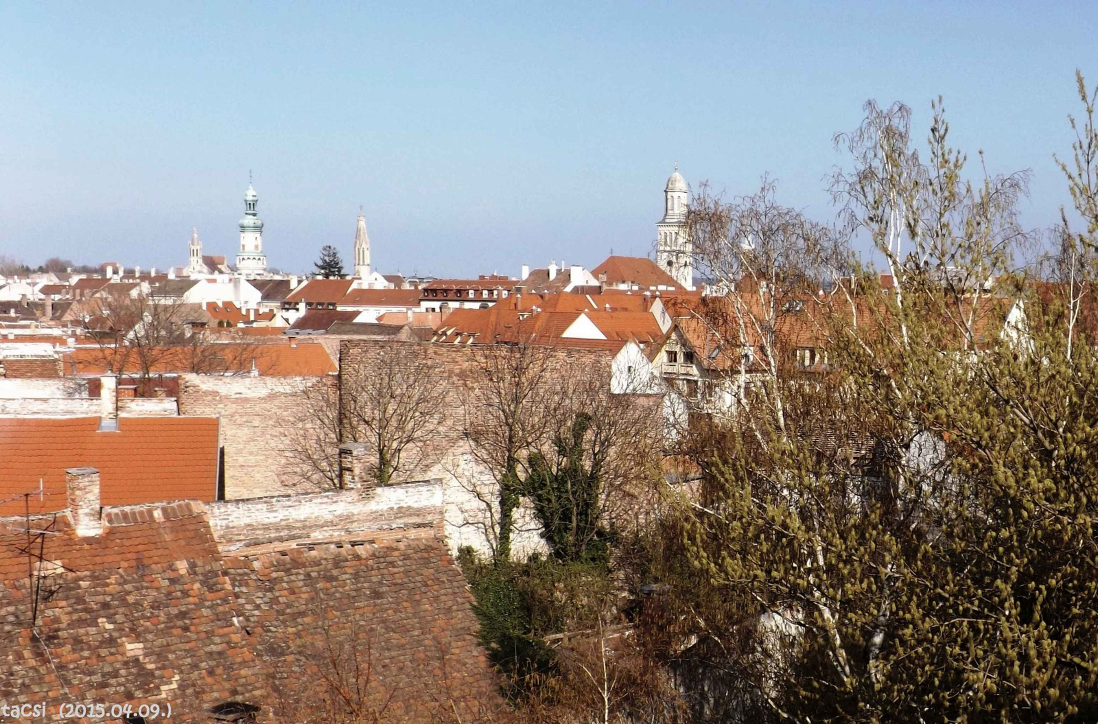 Kilátás a Szög utcából négy toronyra - panoráma kép