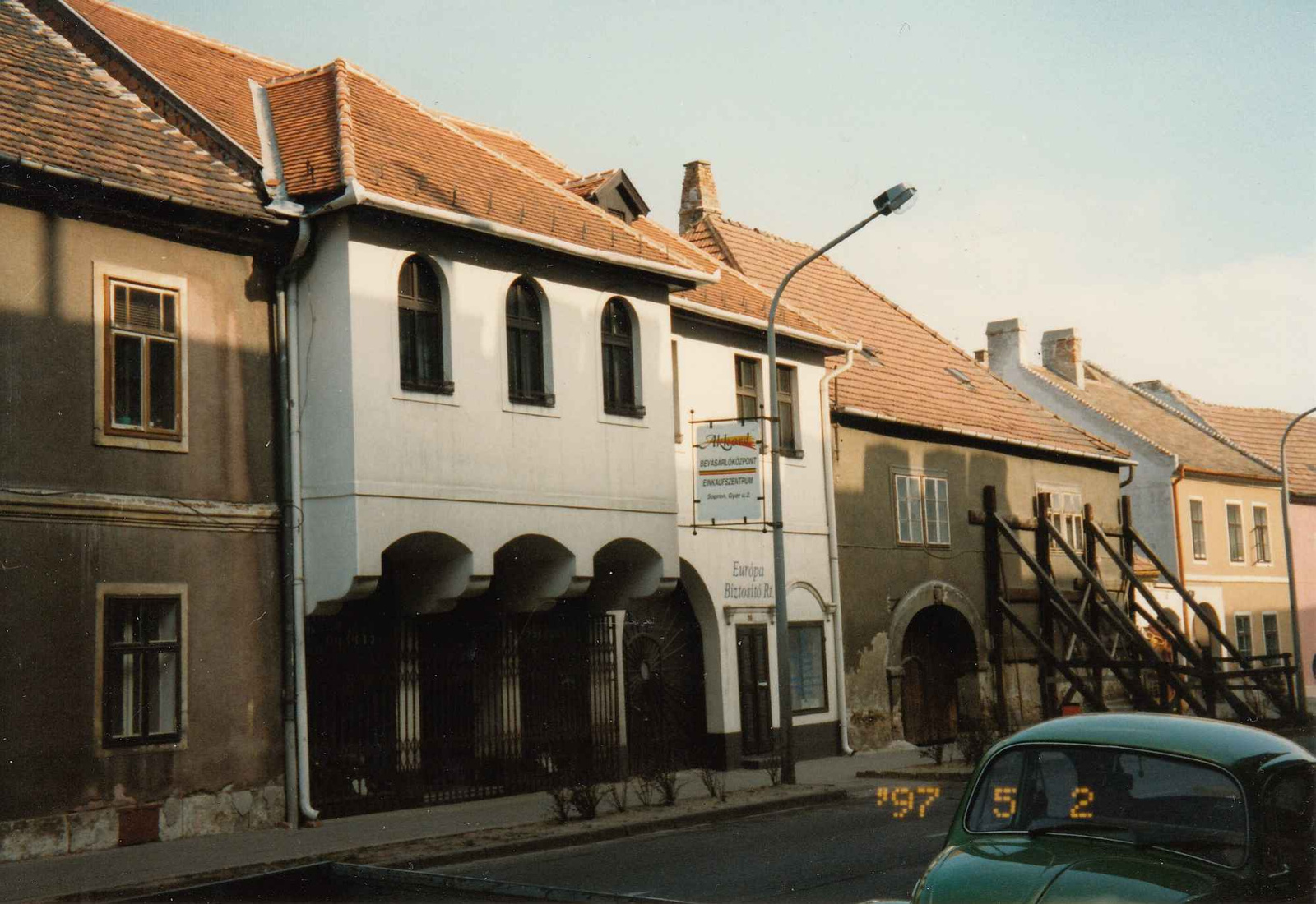 A gerendákkal megtámasztott Ógabona tér 34 ház 1997-ben