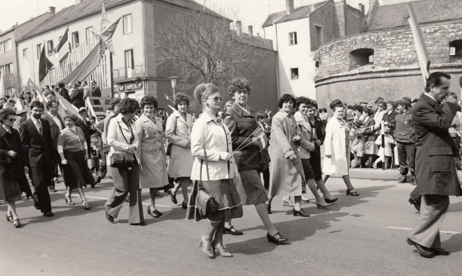 Soproni Pamutipari irodai dolgozóinak Május 1-i felvonulása 1960