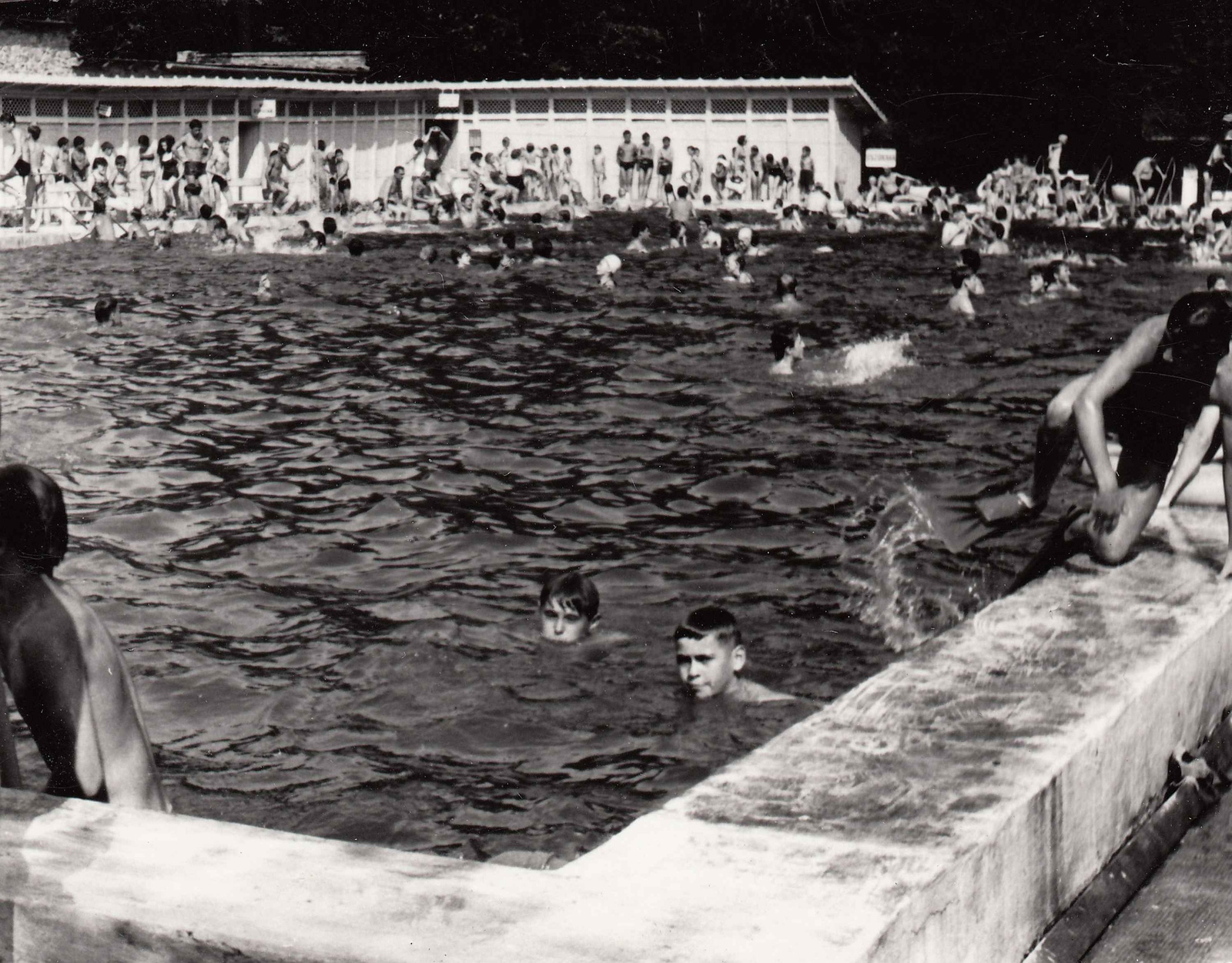 1966. Nyári délután a Lőver uszodában