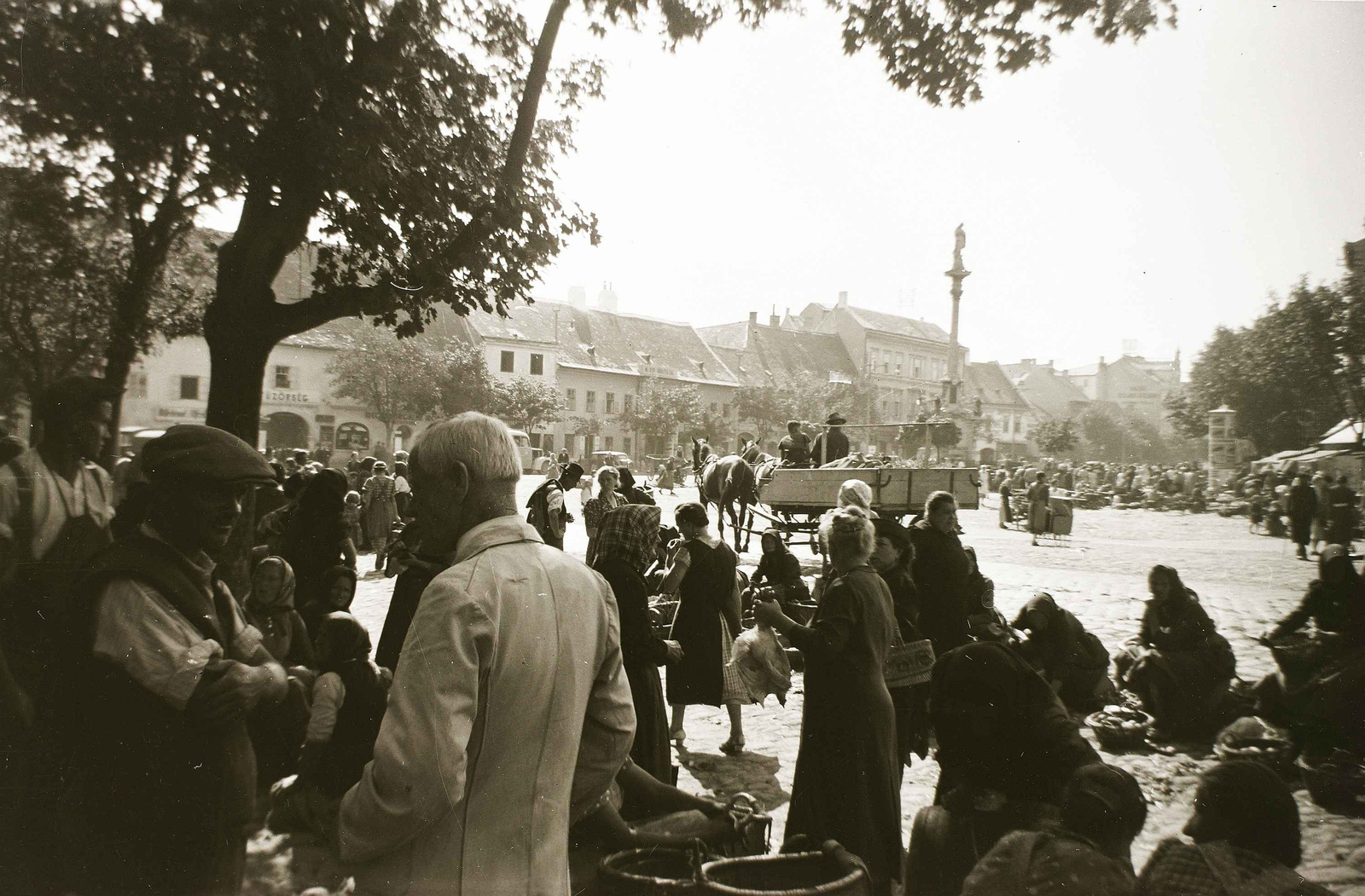 Régi piac a Mária szobornál (Fortepan kép)