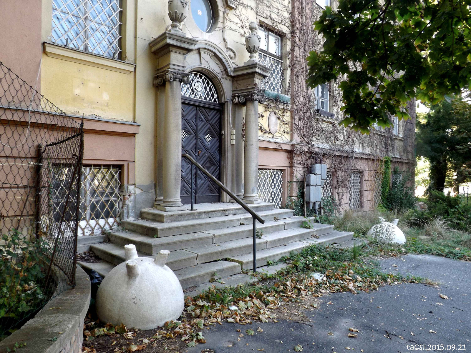 Az egykori Nevelőotthon főbejárata a József A. utca felé