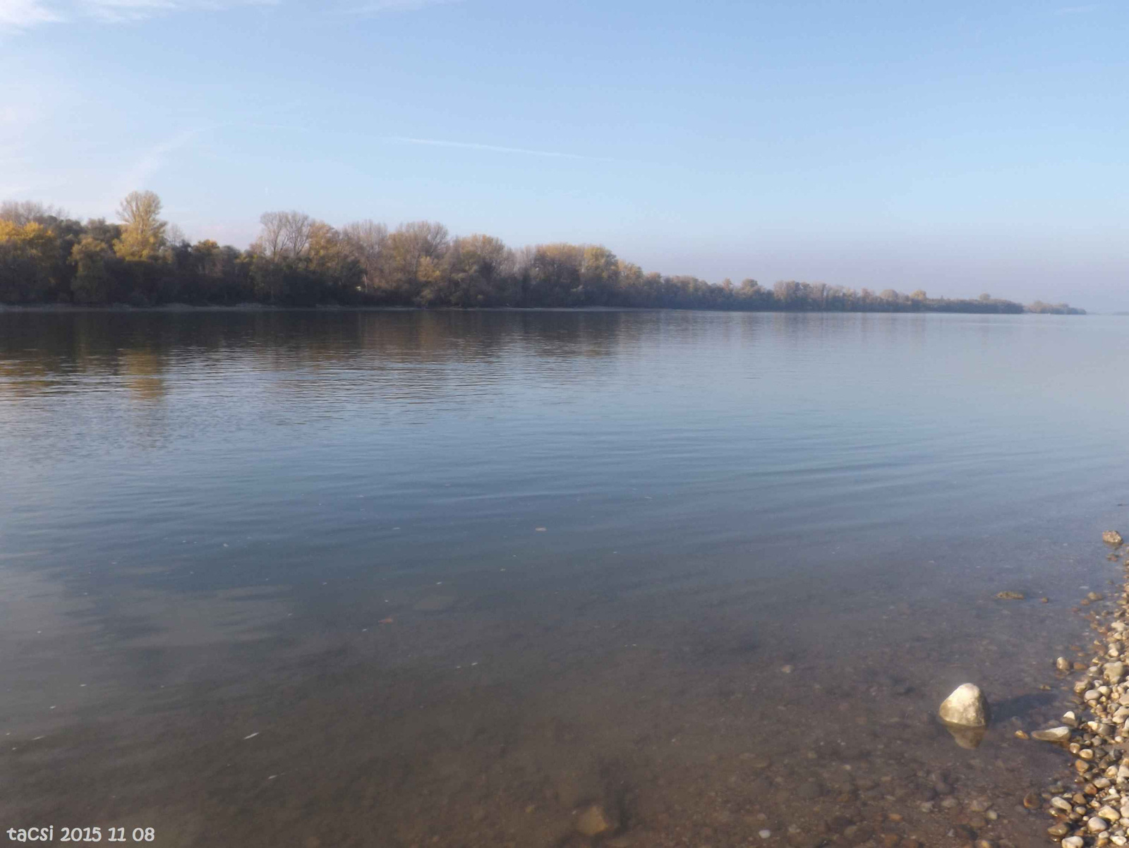 Dunapart novemberi verőfényben