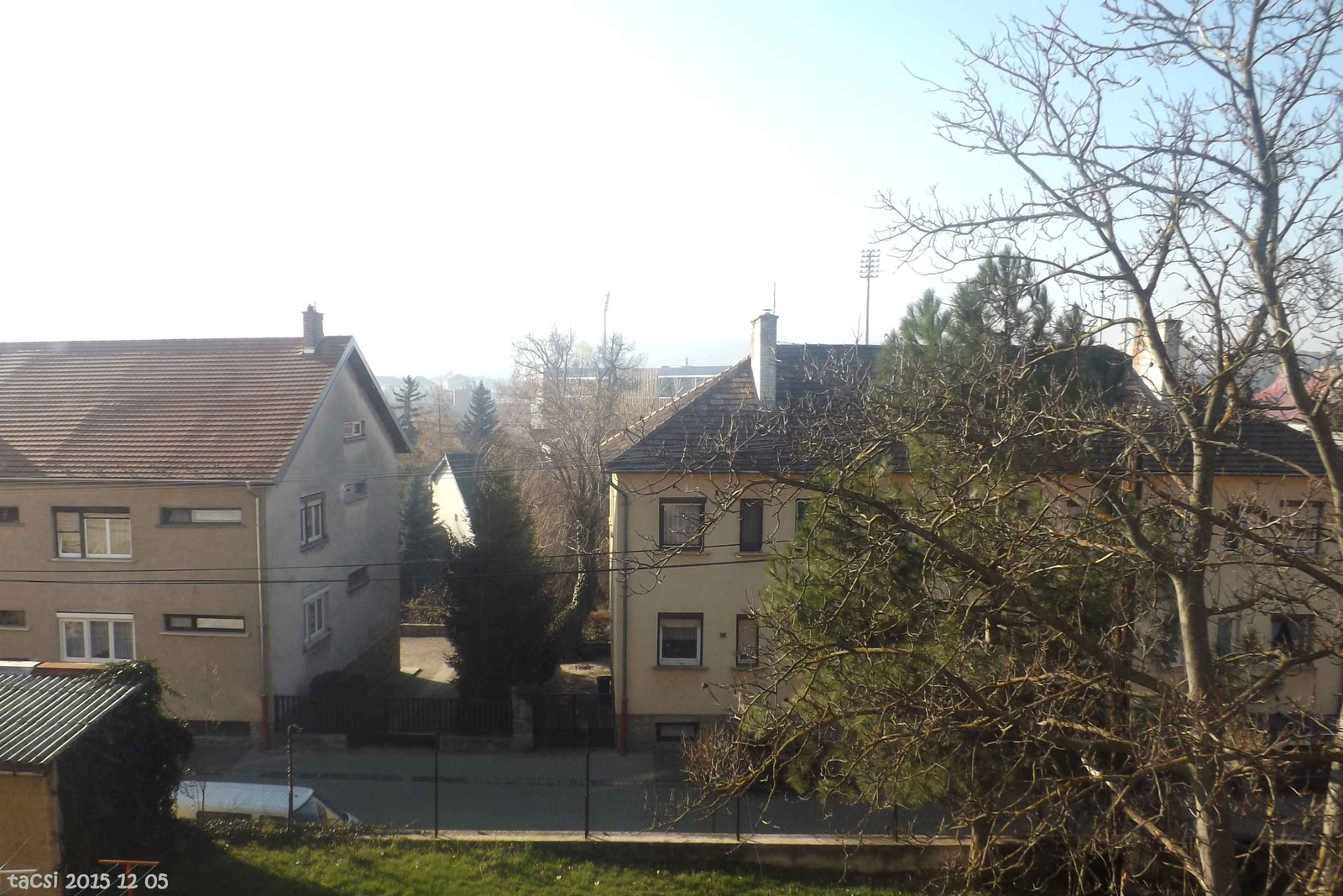 Kilátás a Lähne ház ablakából az Uszoda utcára