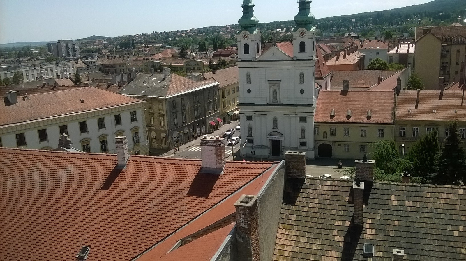 Soproni látkép a kétágú templommal.