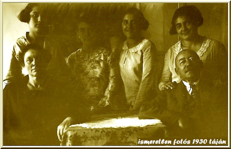 1930. Steiner család a kapu alatt-szépia