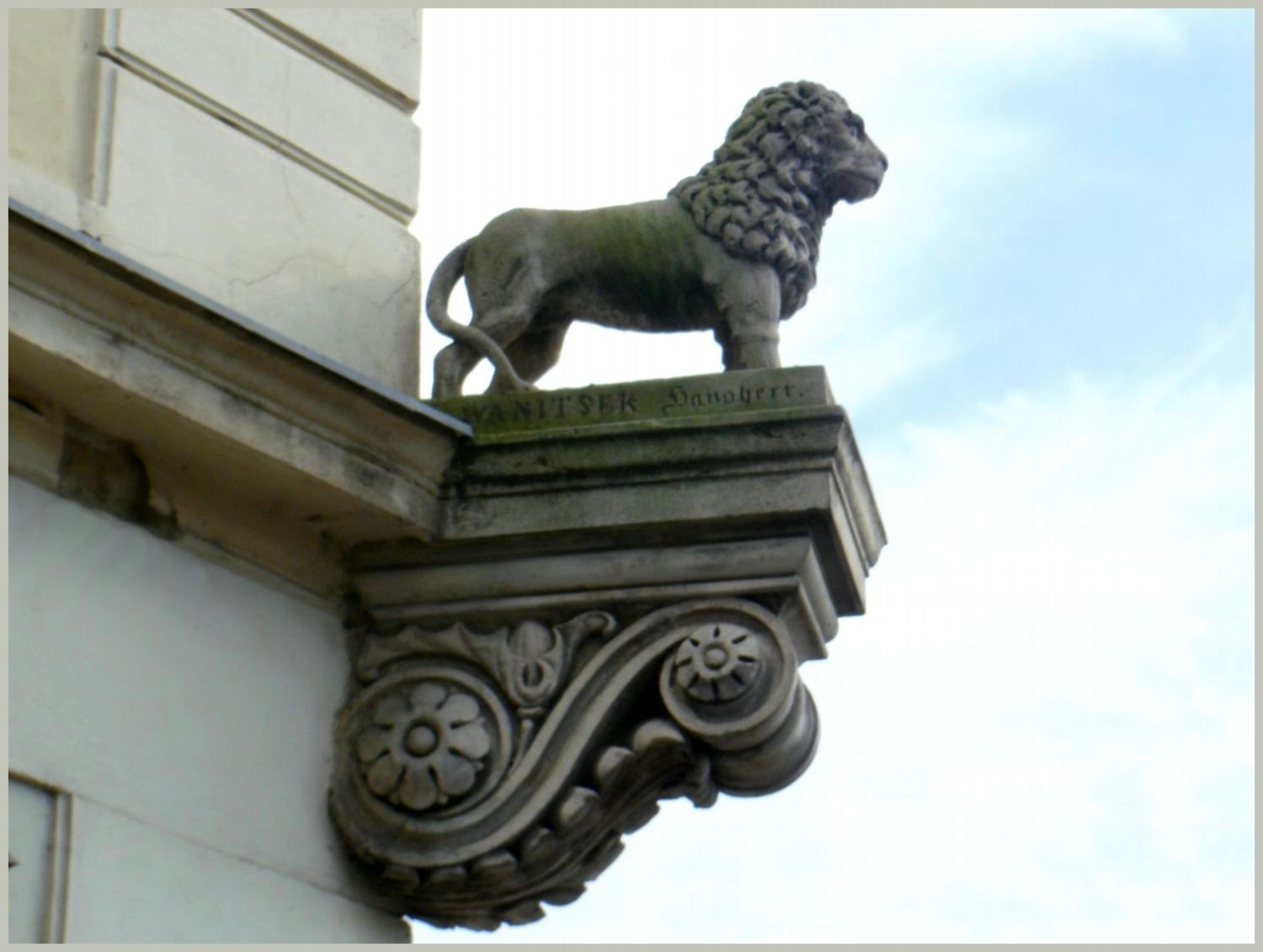 Kő oroszlán az Ötvös utca-Várkerület sarkán