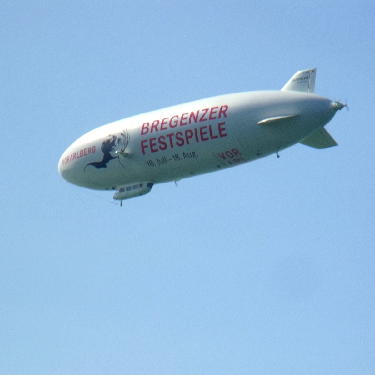 Zeppelin léghajó a múzeum felett