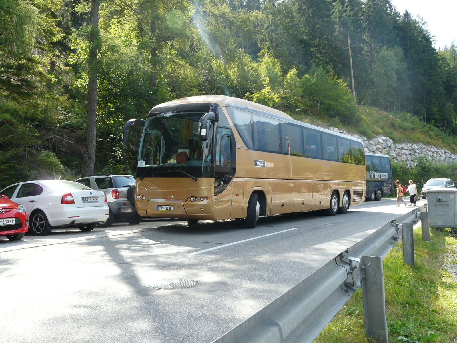 Neoplan (7T9 2266)