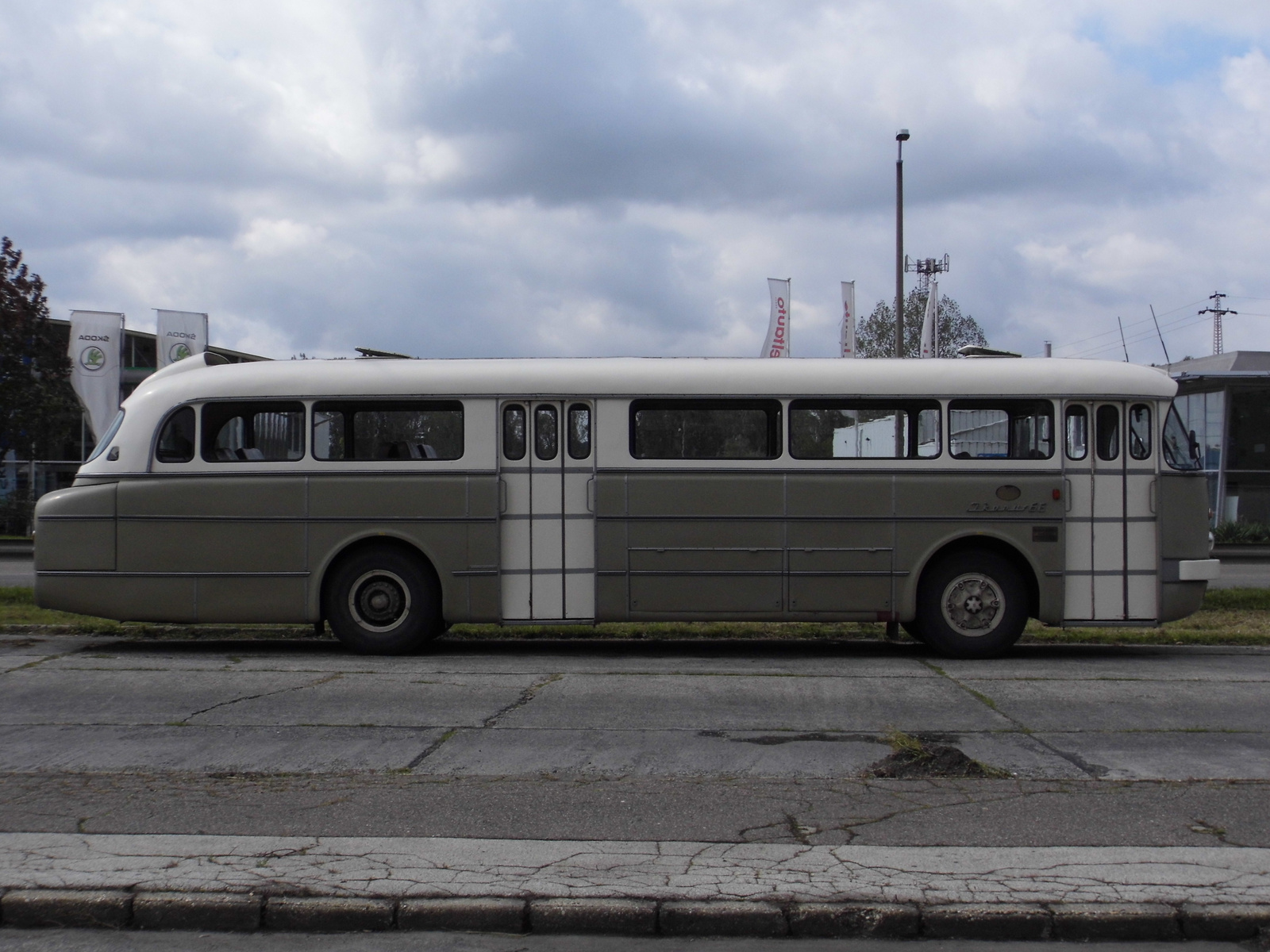 Ikarus 66 (EZY-690)