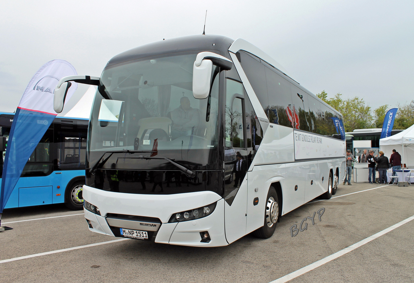 Neoplan Tourliner (M-NP 1511)