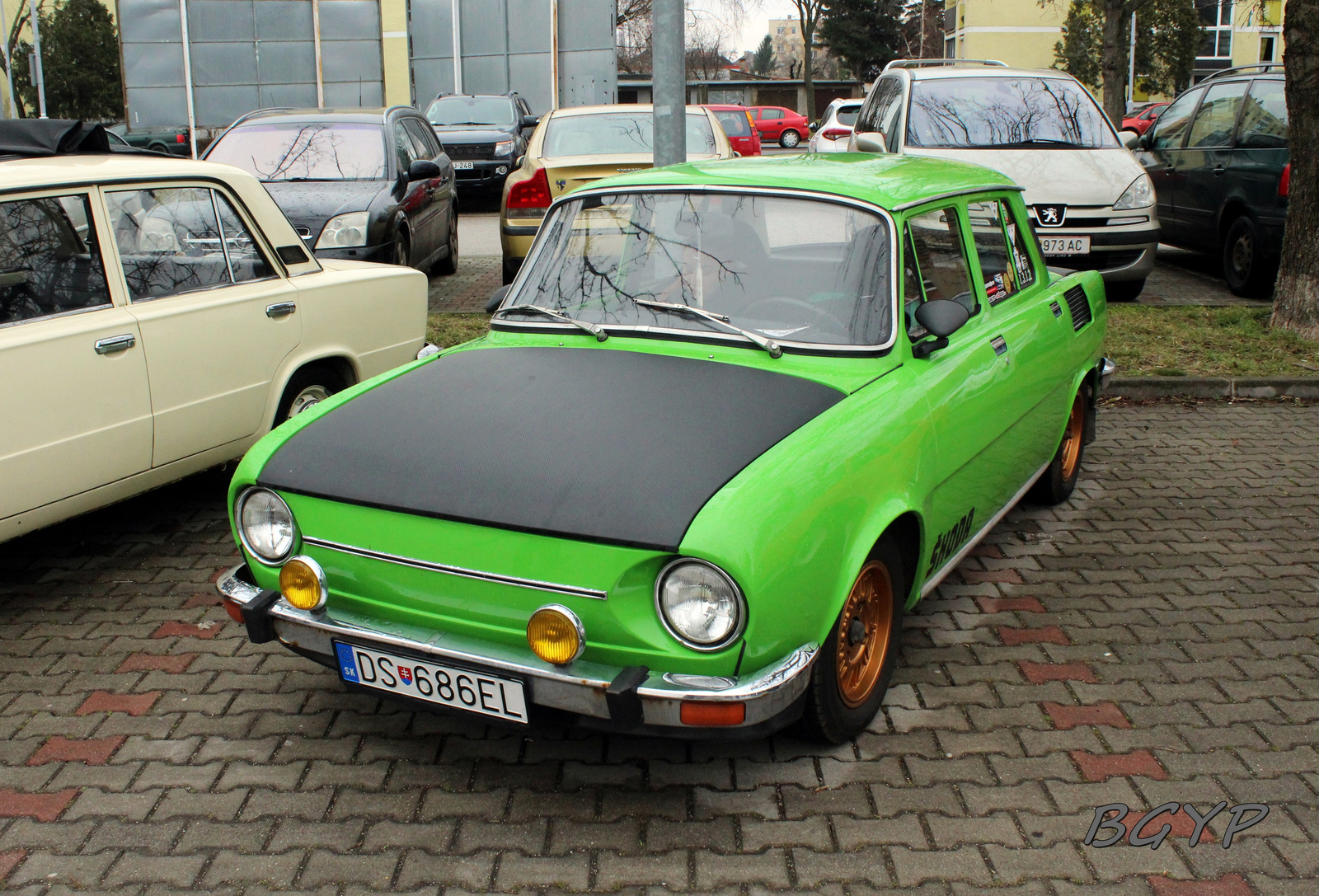 Skoda 100