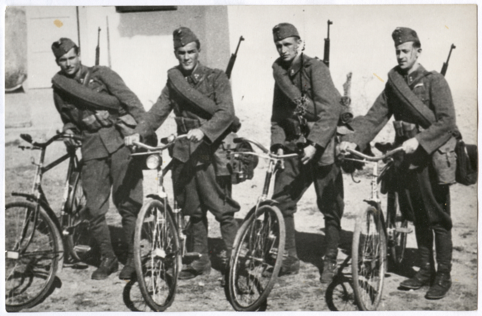 kerékpáros katonák