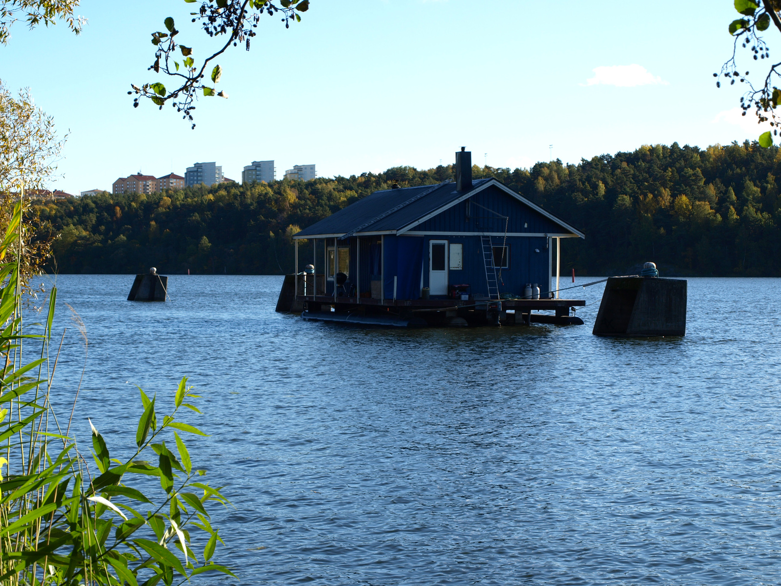 Úszó ház a tó felett