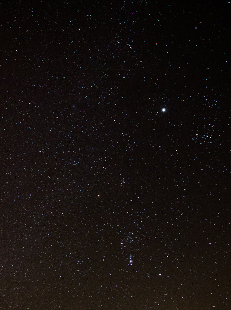 Orion és a Jupiter. Utóbbi felett egy halványabb meteor látható.