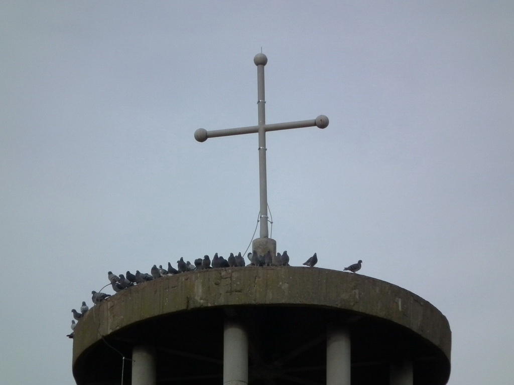 Szocreál templom galambokkal