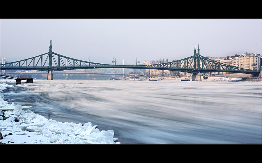 Híd a jégben