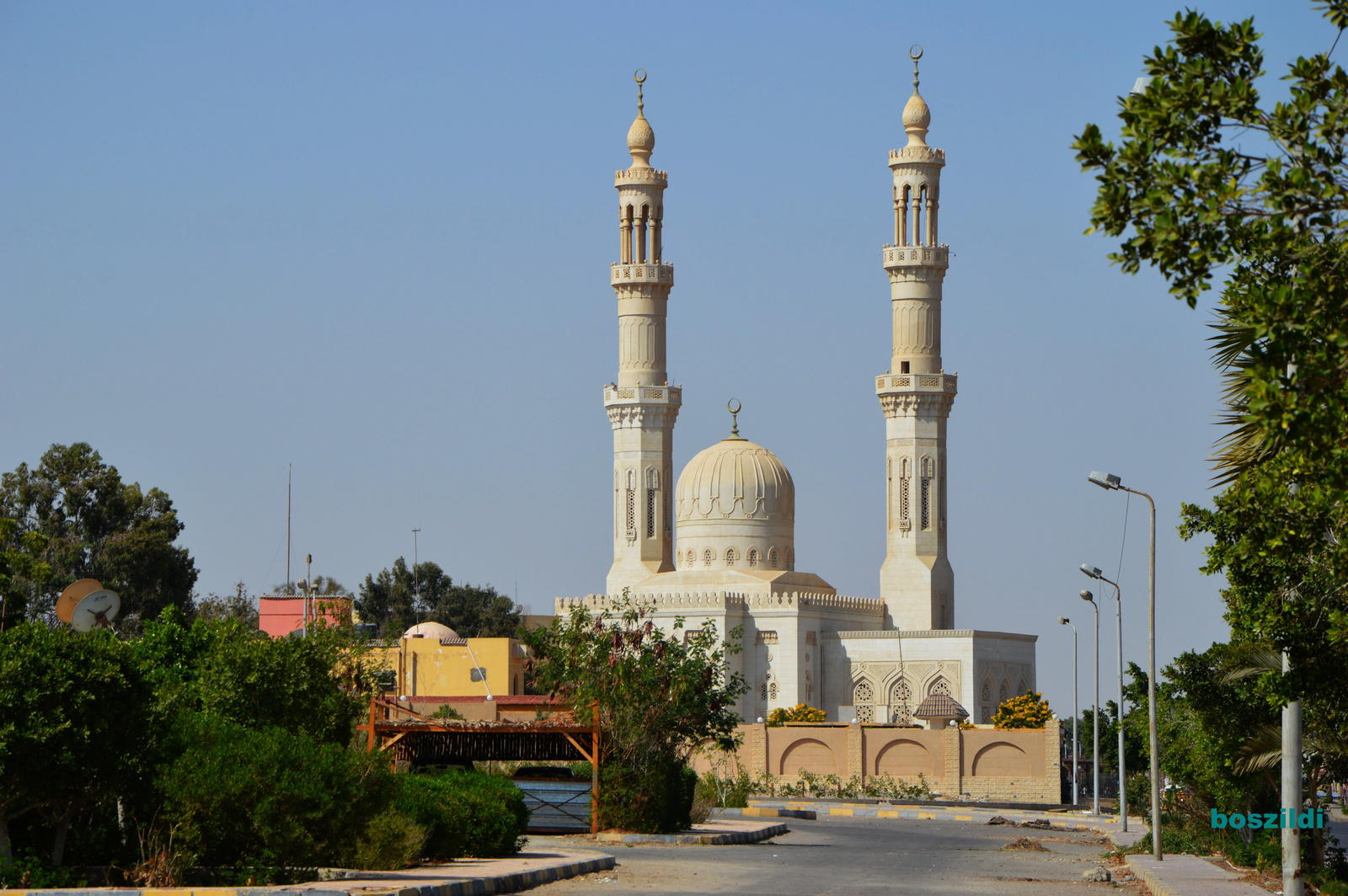 DSC 0992 Hurghada, kéttornyú mecset