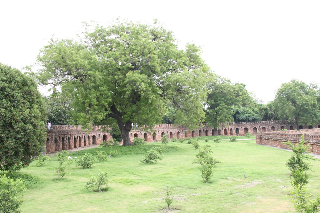 Isa Khan siremlék park1