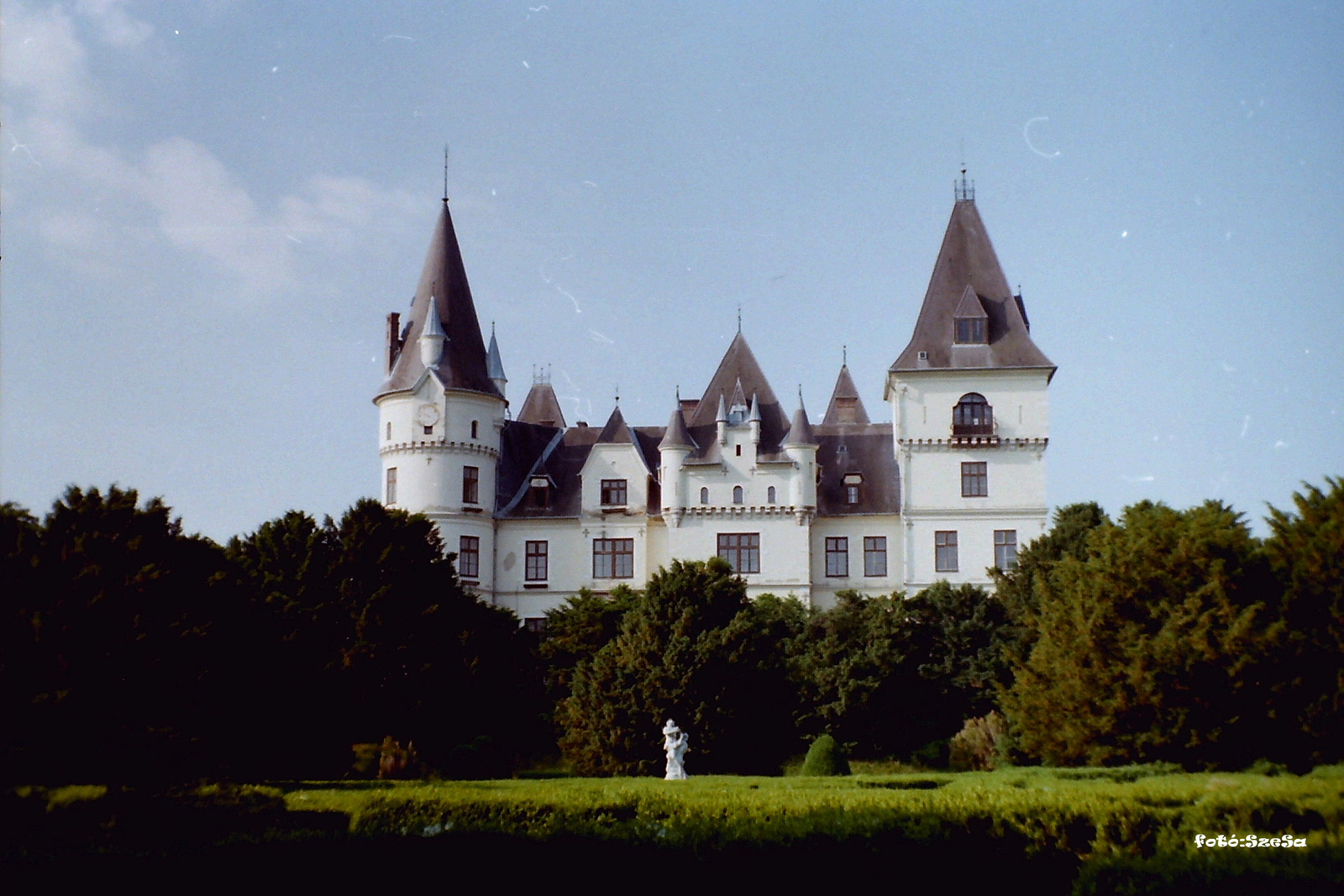 Az Andrássy kastély Tiszadobon, a kertből nézve...