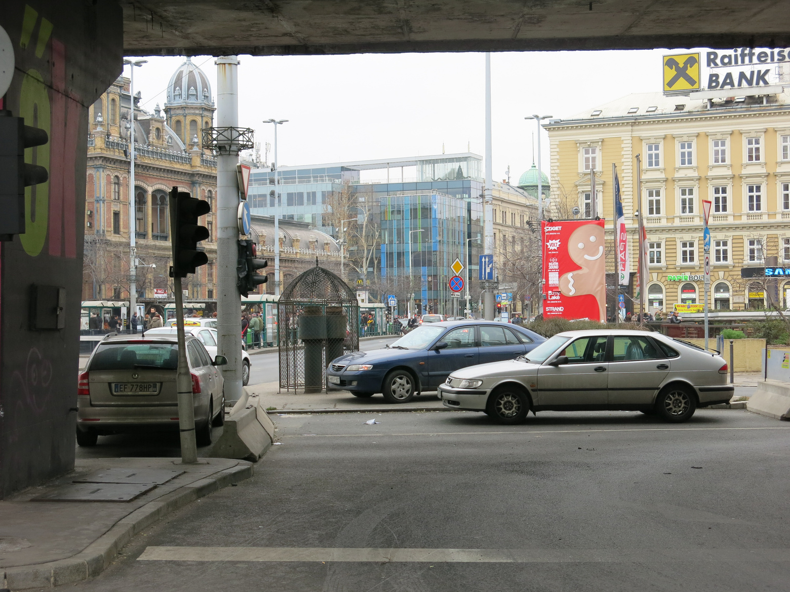 Ingyenes szabálytalan parkolás a Nyugati tér kellős közepén