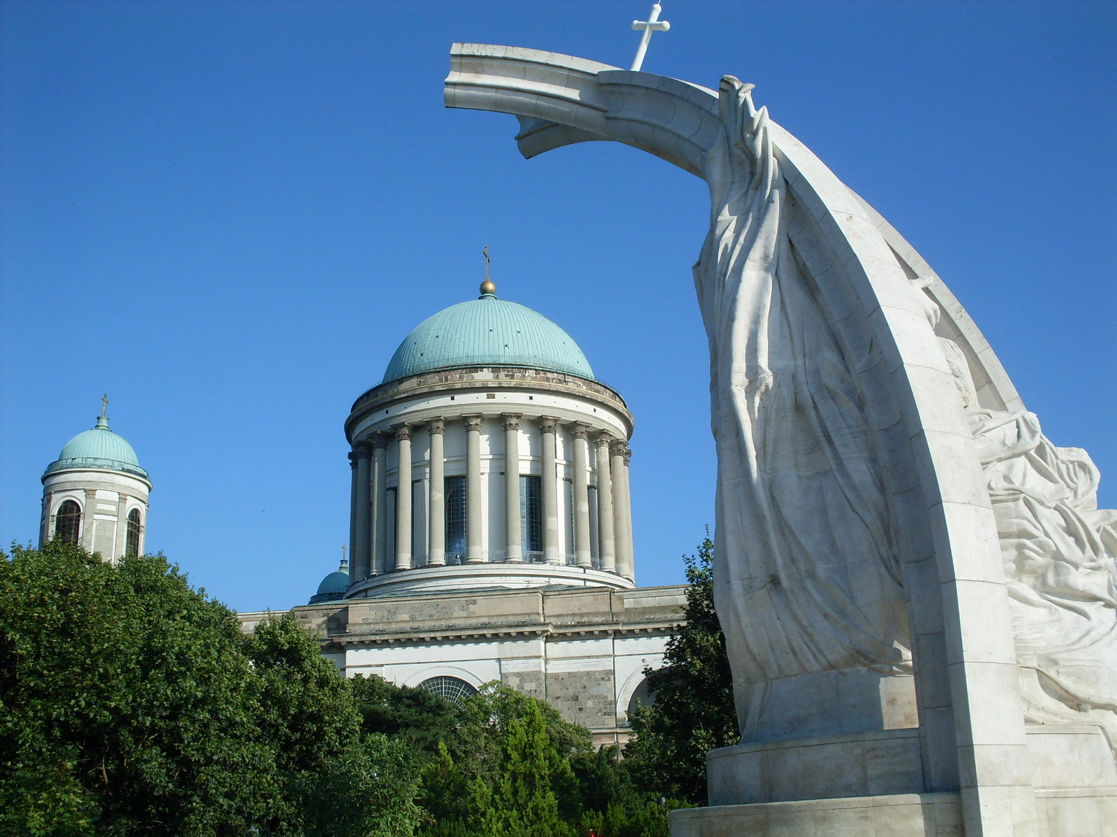 A Bazilika a szoborral