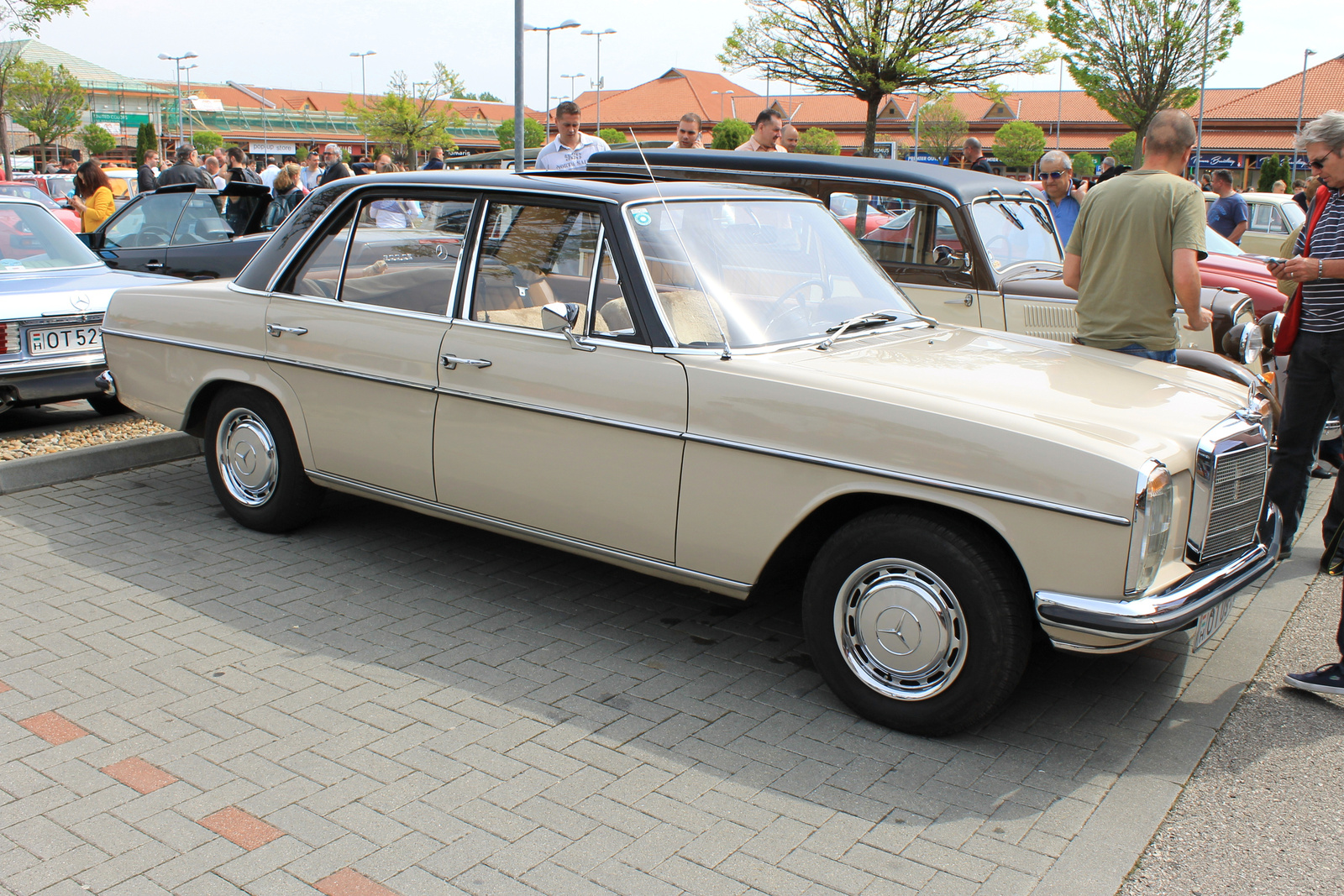 Mercedes-Benz 230