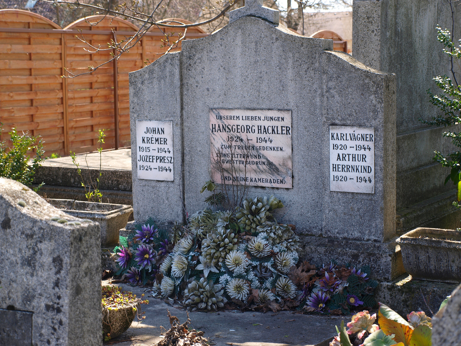 A Gyömrőn '44-ben elesett német katonák síremléke