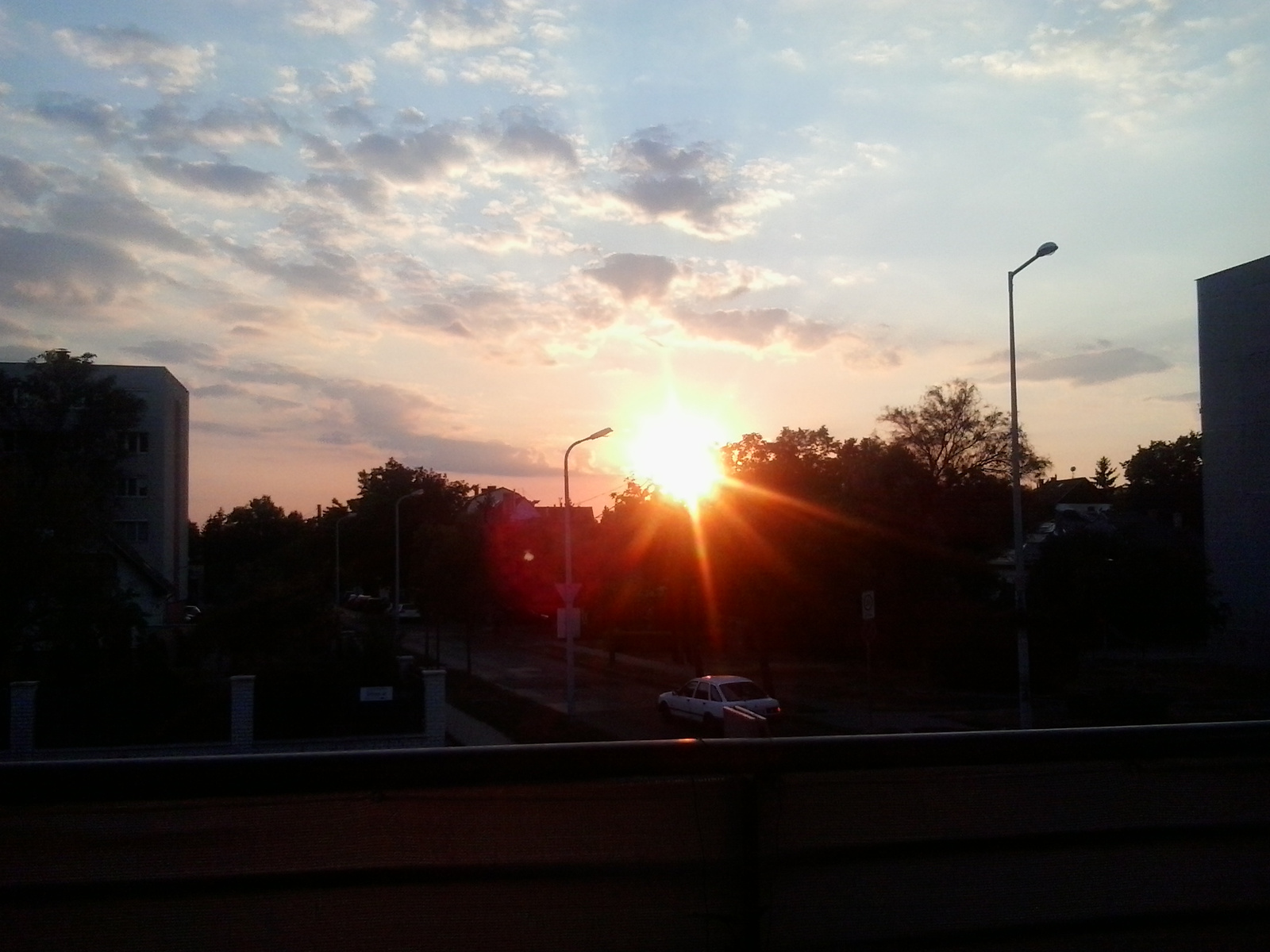 naplemente az erkélyről, fények, felhők Budapesten